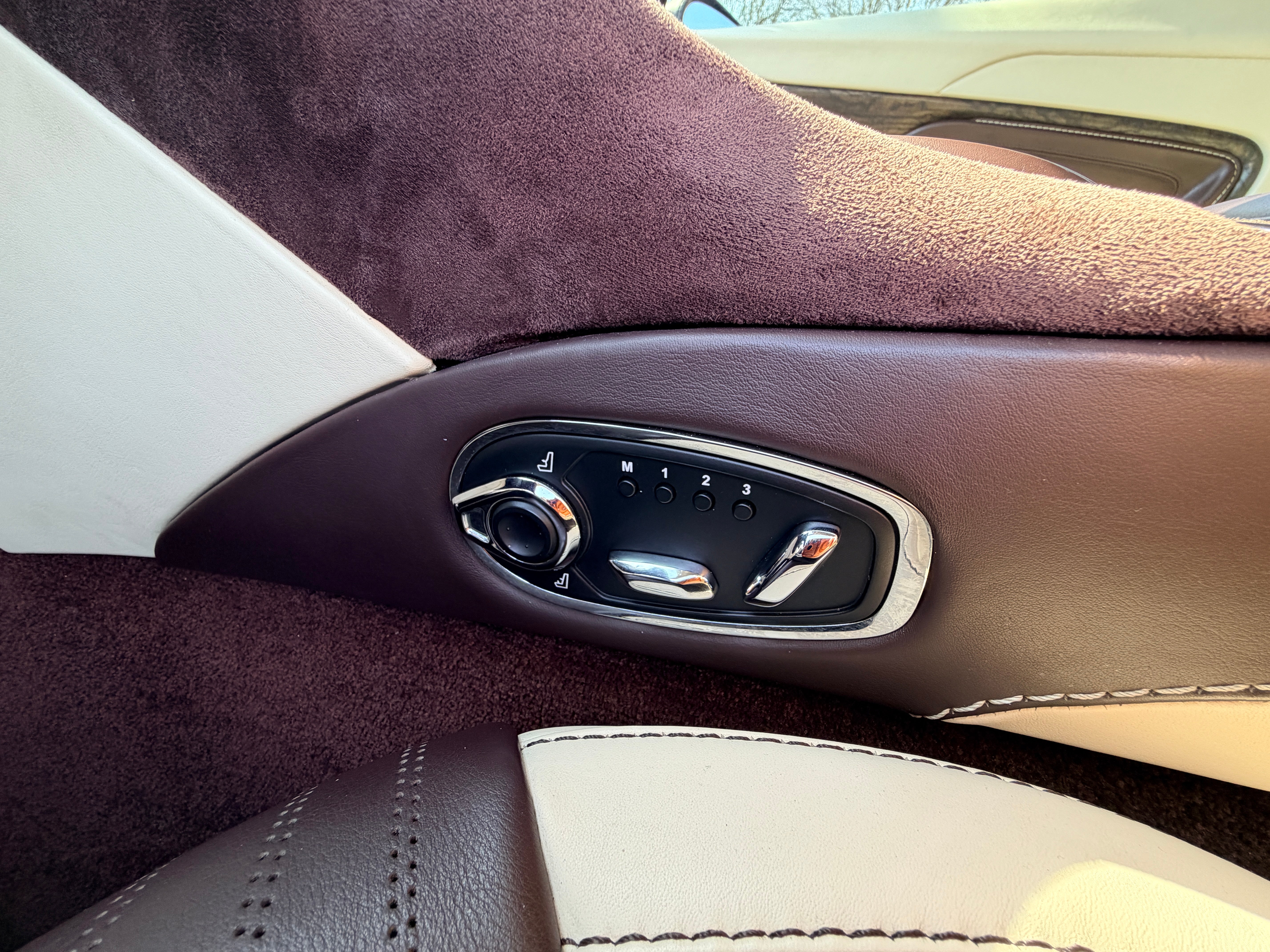 2019 Aston Martin DB11 V8 2D Coupe
